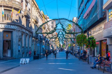 Las Palmas, İspanya, Janury 20, 2021: İnsanlar Las Palmas de Gran Canaria, İspanya 'daki Calle Triana' da geziniyorlar..