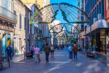 Las Palmas, İspanya, Janury 20, 2021: İnsanlar Las Palmas de Gran Canaria, İspanya 'daki Calle Triana' da geziniyorlar..