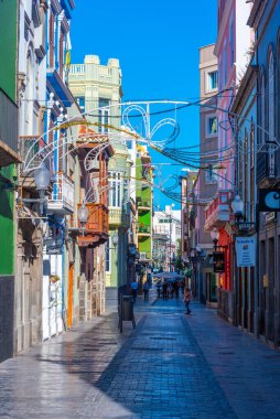 Las Palmas, İspanya, Janury 20, 2021: İnsanlar Las Palmas de Gran Canaria, İspanya 'daki Calle Triana' da geziniyorlar..