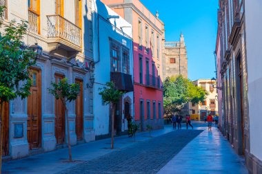 Las Palmas, İspanya, Janury 20, 2021: Las Palmas de Gran Canaria, İspanya 'daki Dar Sokak.