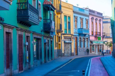 Las Palmas, İspanya, Janury 20, 2021: Las Palmas de Gran Canaria, İspanya 'daki Dar Sokak.
