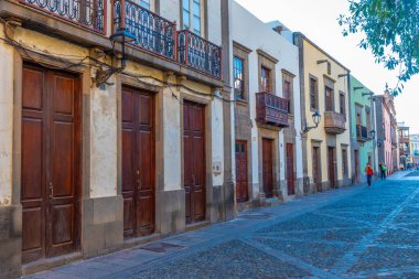 Las Palmas, İspanya, Janury 20, 2021: Las Palmas de Gran Canaria, İspanya 'daki Dar Sokak.