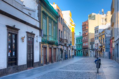 Las Palmas, İspanya, Janury 20, 2021: Las Palmas de Gran Canaria, İspanya 'daki Dar Sokak.