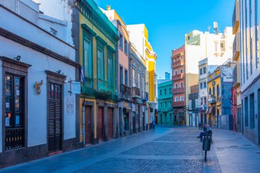 Las Palmas, İspanya, Janury 20, 2021: Las Palmas de Gran Canaria, İspanya 'daki Dar Sokak.
