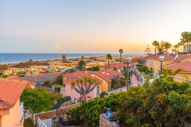 Maspalomalar, İspanya, Janury 19, 2021: Gran Canaria, İspanya 'daki Maspalomas' daki boş otopark.