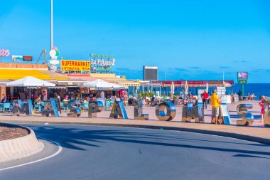 Maspalomalar, İspanya, Janury 19, 2021: Gran Canaria, Kanarya Adaları, İspanya 'da Maspaloma turist tabelası.