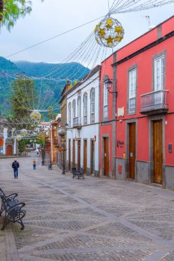 Teror, İspanya, 18 Ocak 2021: Teror 'un ana caddesindeki geleneksel evler Gran Canaria, Kanarya Adaları, İspanya.