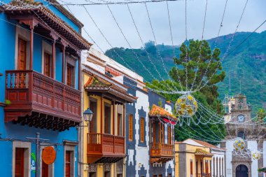 Teror, İspanya, 18 Ocak 2021: Teror 'un ana caddesindeki geleneksel evler Gran Canaria, Kanarya Adaları, İspanya.