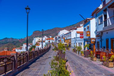 Tejeda, İspanya, Janury 18, 2021: Gran Canaria, İspanya 'daki Tejeda köyünde beyaz cadde.