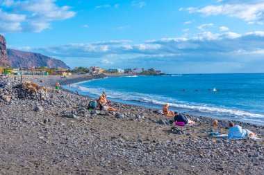 Valle Gran Rey, İspanya, 15 Ocak 2021 La Gomera, İspanya 'daki Valle Gran Rey plajında güneşli bir gün..