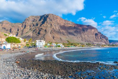 Valle Gran Rey, İspanya, 15 Ocak 2021 La Gomera, İspanya 'daki Valle Gran Rey plajında güneşli bir gün..