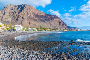 Valle Gran Rey, İspanya, 15 Ocak 2021 La Gomera, İspanya 'daki Valle Gran Rey plajında güneşli bir gün..