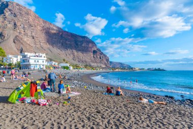 Valle Gran Rey, İspanya, 15 Ocak 2021 La Gomera, İspanya 'daki Valle Gran Rey plajında güneşli bir gün..