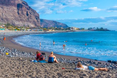 Valle Gran Rey, İspanya, 15 Ocak 2021 La Gomera, İspanya 'daki Valle Gran Rey plajında güneşli bir gün..
