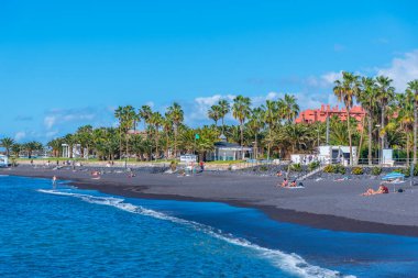 Costa Adeje, İspanya, 13 Ocak 2021: Playa el Beril, Tenerife, Kanarya Adaları, İspanya.