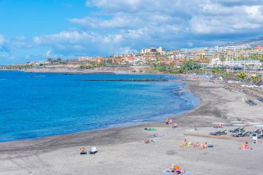 Costa Adeje, İspanya, 13 Ocak 2021: Playa de Fanabe Tenerife, Kanarya Adaları, İspanya.