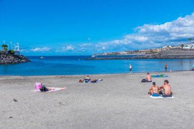 Costa Adeje, İspanya, 13 Ocak 2021: Playa la pinta Tenerife, Kanarya Adaları, İspanya.