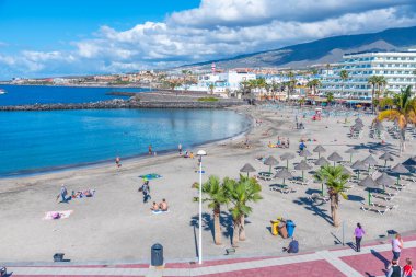 Costa Adeje, İspanya, 13 Ocak 2021: Playa la pinta Tenerife, Kanarya Adaları, İspanya.