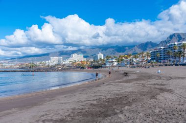 Costa Adeje, İspanya, 13 Ocak 2021: Playa de Troya Tenerife, Kanarya Adaları, İspanya.