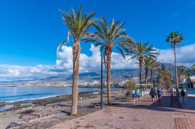 Costa Adeje, İspanya, 13 Ocak 2021: Playa de las Americas, Tenerife, Kanarya Adaları, İspanya.