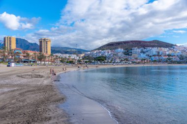 Los Cristianos, İspanya, 13 Ocak 2021: Playa de las Vistas Tenerife, Kanarya Adaları, İspanya.