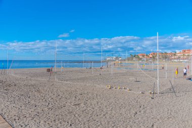 Los Cristianos, İspanya, 13 Ocak 2021: Tenerife, İspanya 'daki Playa de las Vistas plaj voleybol sahaları.