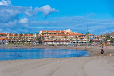 Los Cristianos, İspanya, 13 Ocak 2021: Playa de las Vistas Tenerife, Kanarya Adaları, İspanya.