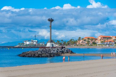Los Cristianos, İspanya, 13 Ocak 2021: Playa de las Vistas Tenerife, Kanarya Adaları, İspanya.