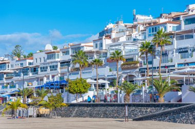 Los Cristianos, İspanya, 13 Ocak 2021: Playa de las Vistas Tenerife, Kanarya Adaları, İspanya.