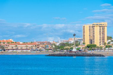 Los Cristianos, İspanya, 13 Ocak 2021: Playa de las Vistas Tenerife, Kanarya Adaları, İspanya.