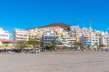 Los Cristianos, İspanya, 13 Ocak 2021: Playa de las Vistas Tenerife, Kanarya Adaları, İspanya.
