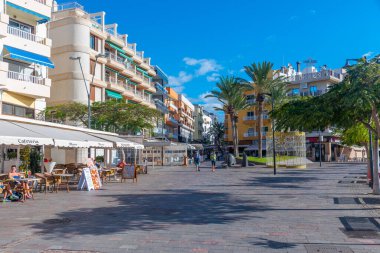 Los Cristianos, İspanya, 13 Ocak 2021: İnsanlar Los Cristianos, Tenerife, Kanarya Adaları, İspanya 'da gezinti güvertesinde yürüyor.