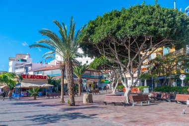 Los Cristianos, İspanya, 13 Ocak 2021: İnsanlar Los Cristianos, Tenerife, Kanarya Adaları, İspanya 'da gezinti güvertesinde yürüyor.