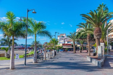 Los Cristianos, İspanya, 13 Ocak 2021: İnsanlar Los Cristianos, Tenerife, Kanarya Adaları, İspanya 'da gezinti güvertesinde yürüyor.