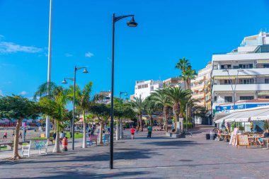 Los Cristianos, İspanya, 13 Ocak 2021: İnsanlar Los Cristianos, Tenerife, Kanarya Adaları, İspanya 'da gezinti güvertesinde yürüyor.