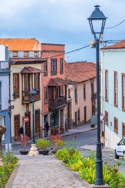 La Orotava, İspanya, Janury 12, 2021: La Orotava, Tenerife, Kanarya Adaları, İspanya 'daki Dar Sokak.