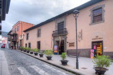 La Orotava, İspanya, Janury 12, 2021: La Orotava, Tenerife, Kanarya Adaları, İspanya 'daki Dar Sokak.