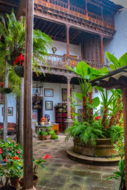La Orotava, İspanya, Janury 12, 2021: La Orotava, Tenerife, İspanya 'nın eski kasabasındaki Casa de los Balcones' de avlu.