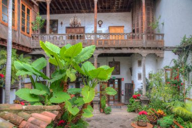 La Orotava, İspanya, Janury 12, 2021: La Orotava, Tenerife, İspanya 'nın eski kasabasındaki Casa de los Balcones' de avlu.