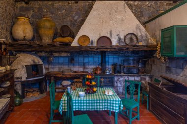 La Orotava, İspanya, Janury 12, 2021: La Orotava, Tenerife, İspanya 'nın eski kasabasındaki Casa de los Balcones' da mutfak.