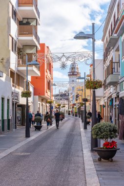 Candelaria, İspanya, 11 Ocak 2021: Candelaria, Tenerife, İspanya, İspanya 'daki Narrow Caddesi.