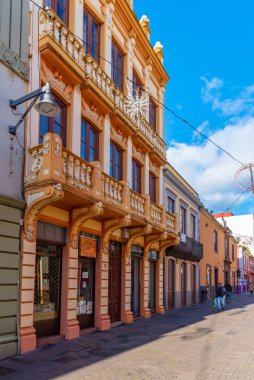 La Laguna, İspanya, Janury 10, 2021: La Laguna, Tenerife, Kanarya Adaları 'ndaki eski kasaba Dar Sokak, İspanya.