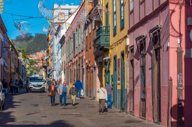 La Laguna, İspanya, Janury 10, 2021: La Laguna, Tenerife, Kanarya Adaları 'ndaki eski kasaba Dar Sokak, İspanya.