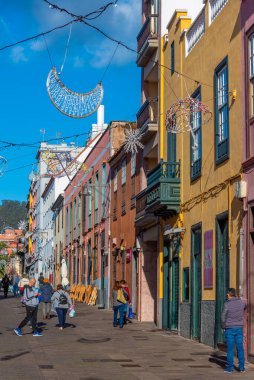 La Laguna, İspanya, Janury 10, 2021: La Laguna, Tenerife, Kanarya Adaları 'ndaki eski kasaba Dar Sokak, İspanya.