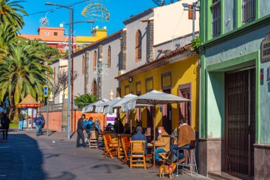 La Laguna, İspanya, Janury 10, 2021: La Laguna, Tenerife, Kanarya Adaları 'ndaki eski kasaba Dar Sokak, İspanya.
