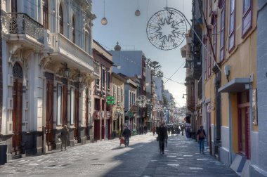 La Laguna, İspanya, Janury 10, 2021: La Laguna, Tenerife, Kanarya Adaları 'ndaki eski kasaba Dar Sokak, İspanya.