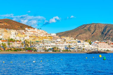 Los Cristianos, İspanya, 9 Ocak 2021: Playa de las Vistas Tenerife, İspanya.