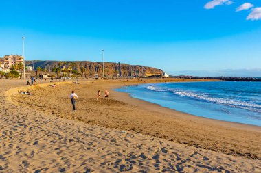 Los Cristianos, İspanya, 9 Ocak 2021: Playa de las Vistas Tenerife, İspanya.