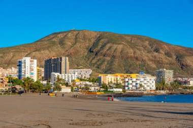 Los Cristianos, İspanya, 9 Ocak 2021: Playa de las Vistas Tenerife, İspanya.