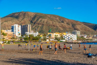 Los Cristianos, İspanya, 9 Ocak 2021: Playa de las Vistas Tenerife, İspanya.